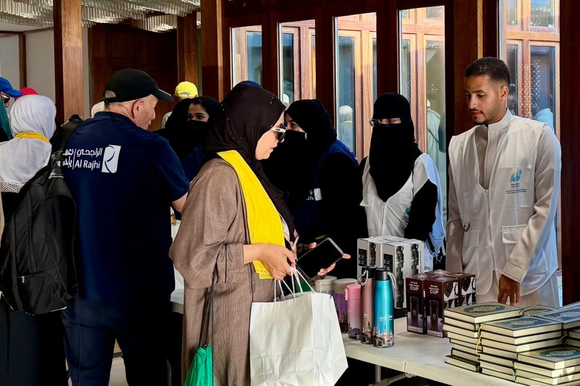 جامعة جدة تشارك في توديع الحجاج ضمن مبادرة “أكناف الحرمين” التطوعية