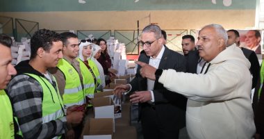 محافظ الجيزة يشارك فى تعبئة 10 آلاف كرتونة مواد غذائية للقرى الأكثر احتياجا