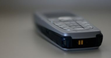 هل المحمول «أبو زرارير» أكثر أمانا من «السمارت فون»؟