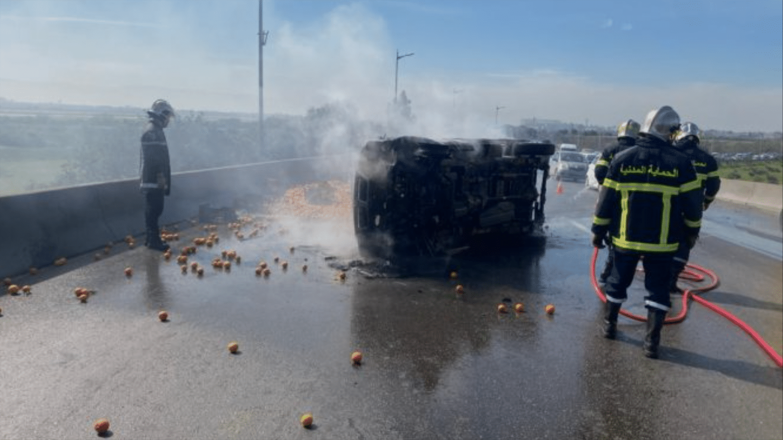 احتراق شاحنة فواكه بالطريق السريع بالعاصمة