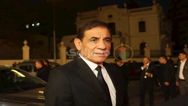 عزاء والدة أحمد عز.. محمد عبد العليم داود يؤدي واجب العزاء