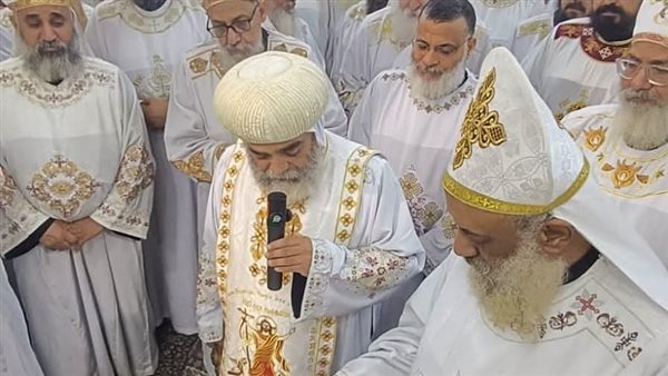 الأنبا بضابا يمنح كاهنا في إيبارشية نجع حمادي رتبة القمصية