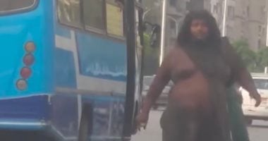 كأنه طالع من غابة.. فحص فيديو متداول لشخص يهاجم المارة والسيارات بمصر الجديدة