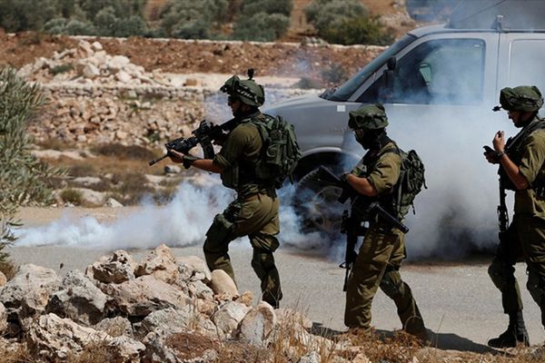 إصابة فلسطيني واعتقال ثلاثة آخرين من قوات الاحتلال بالضفة الغربية