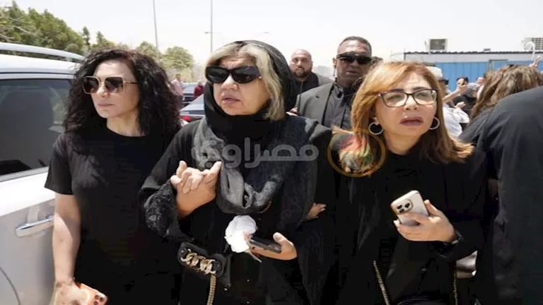 بالصور.. حضور كبير لنجوم الفن في جنازة الفنان هاني شاكر