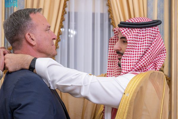 وزير الدفاع يُقلد قائد القيادة المركزية الأمريكية السابق وسام الملك عبدالعزيز من الدرجة الممتازة