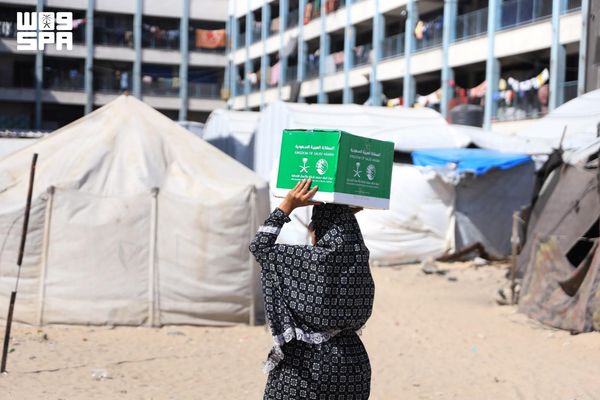 المملكة توزّع (640) سلة غذائية لدعم الأمن الغذائي في مدينة خان يونس بقطاع غزة