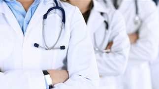 بعد واقعة عيادة التجميل في القاهرة.. القانون يواجه منتحل صفة الطبيب بالحبس والغلق