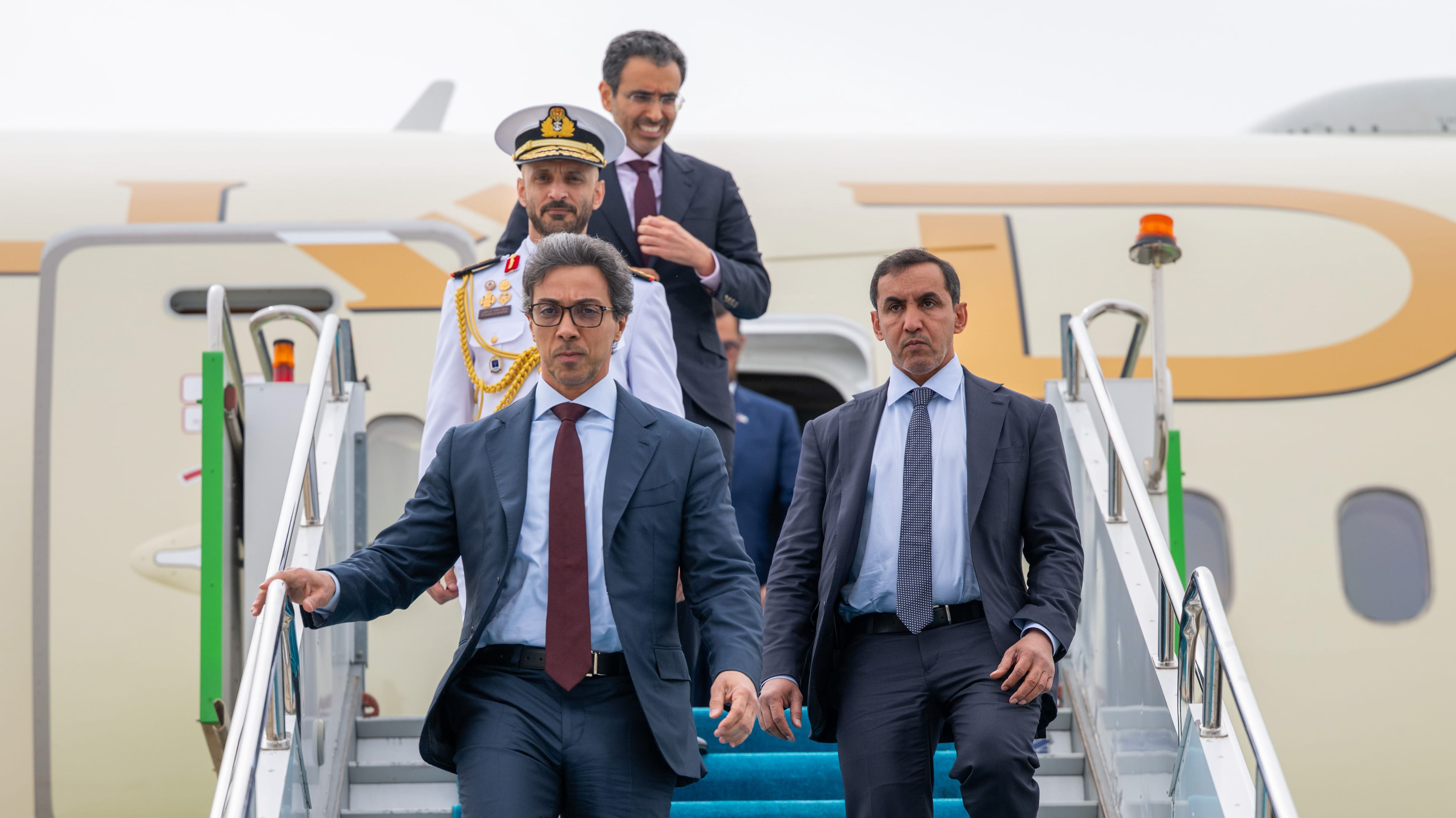 منصور بن زايد يصل إلى تركيا على رأس وفد إماراتي رفيع المستوى