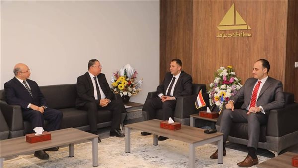 محافظ دمياط يبحث مع المستثمرين فتح المجالات لتصدير الأثاث الدمياطي للخارج