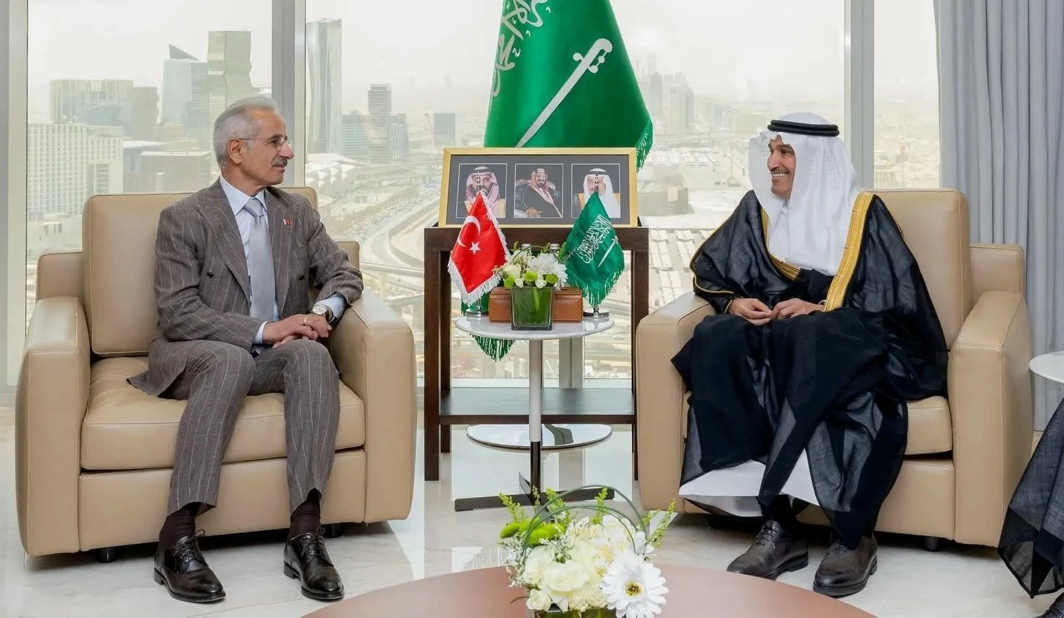وزير النقل يناقش مع نظيره التركي تعزيز التعاون المشترك