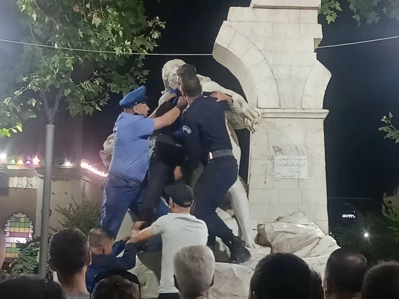 للمرة السادسة في تاريخه.. تمثال «عين الفوارة» في الجزائر يتعرض للتخريب