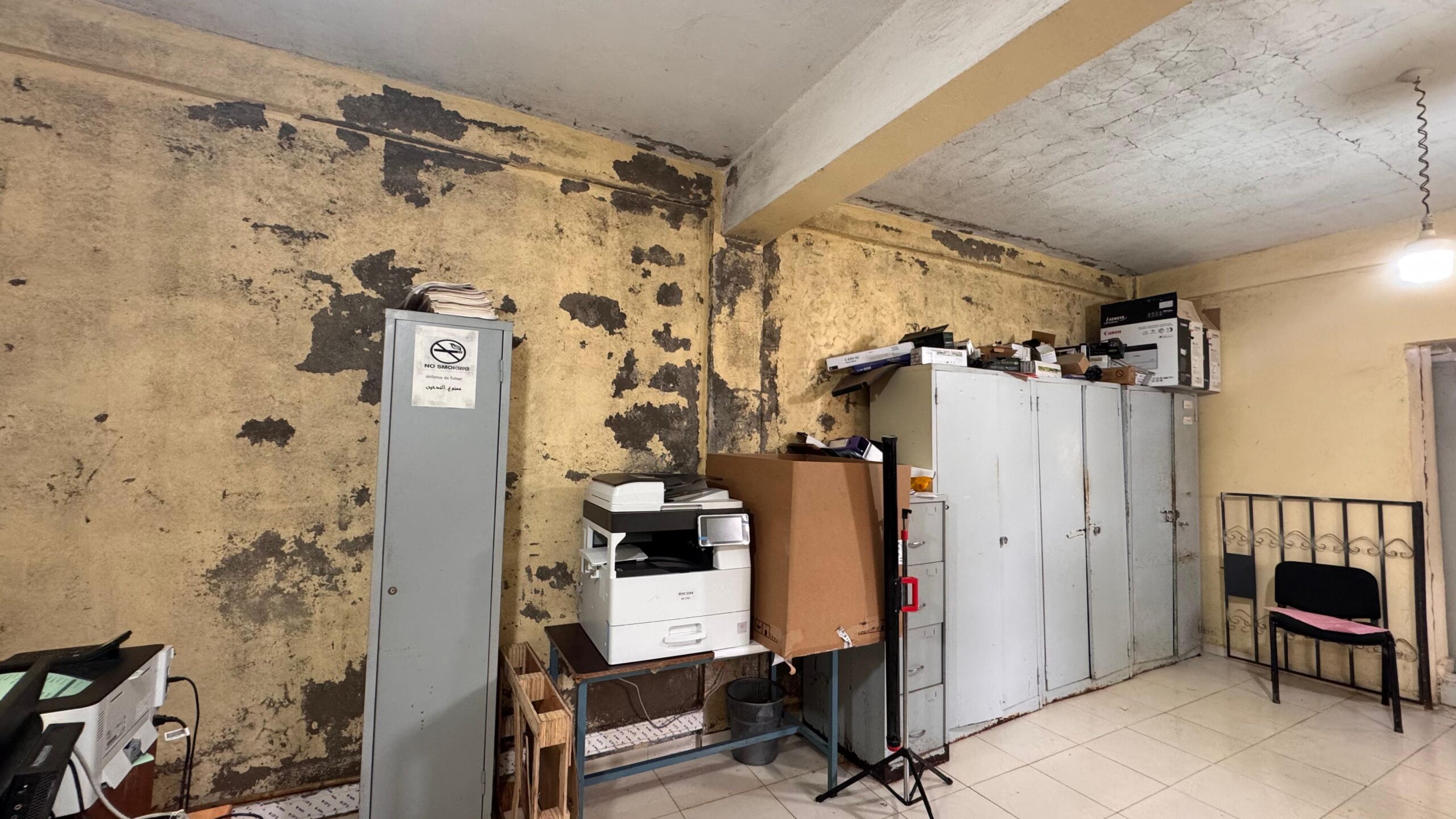 مقر جماعة تبودة بإقليم تاونات مهدد بالسقوط وتسرب المياه يعري حجم الإهمال (صور)