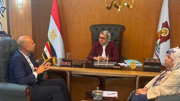 محافظ الوادي الجديد تبحث تنفيذ مشروعات نوعية للطاقة والزراعة بالإقليم