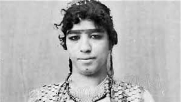 بمبة كشر، قصة راقصة كانت تتنقل بـ"عربة حنطور" مصنوعة من الذهب وفرشت شارع الموسكي بالسجاد