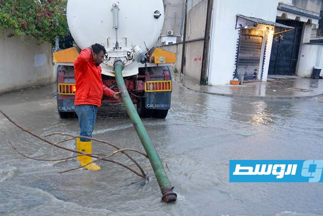 الدفع بسيارات إضافية لشفط مياه الأمطار في «عين زارة» و«تاجوراء»