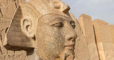 الانتهاء من ترميم رأس تمثال من الجرانيت لـ رمسيس الثانى داخل معبده فى أبيدوس