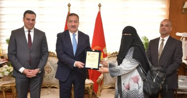 محافظ بورسعيد يكرم الأمهات المثاليات بالمحافظة