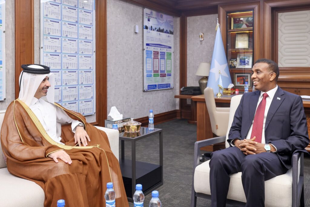 رئيس الوزراء يناقش مع السفير القطري تعزيز العلاقات الثنائية