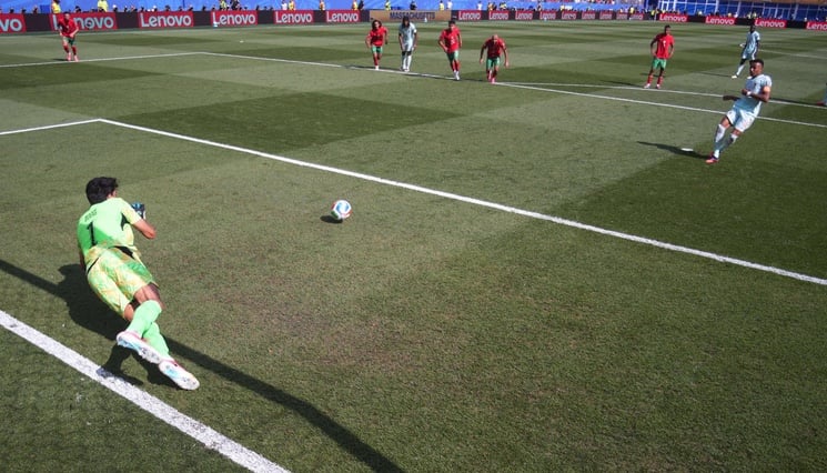 بونو يتصدى لركلة جزاء من مبابي في لقاء المغرب وفرنسا بكأس العالم