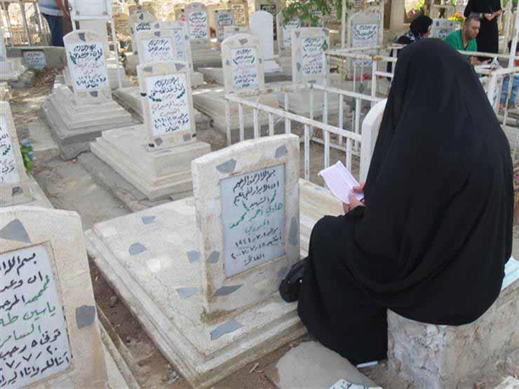 هل زيارة النساء للقبور في أول أيام عيد الأضحى حرام؟