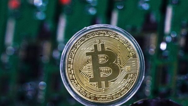 بيتكوين تقترب من تحقيق مستويات قياسية بسبب تقلبات الأسواق المالية العالمية
