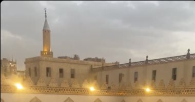 أجواء يسودها النظام والتآلف.. لقطات عفوية من الأزهر قبل الإفطار (فيديو)
