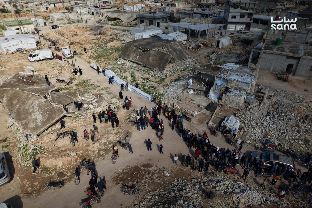 توزيع 400 سلة غذائية على الأسر الأكثر حاجة في قرية البويضة الشرقية بريف حمص