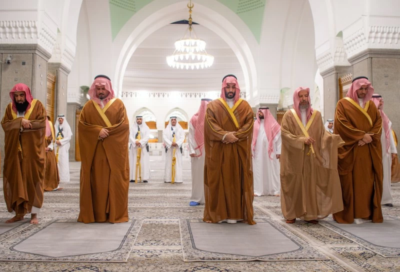 ولي العهد يزور مسجد قباء في المدينة المنورة