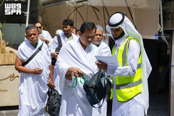 ضيوف برنامج خادم الحرمين للعمرة والزيارة يغادرون المدينة متجهين إلى مكة لأداء مناسك العمرة