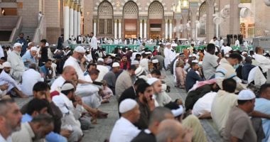 حجاج مصر يشدون الرحال إلى قباء ويوثقون الزيارات بالصور والفيديوهات