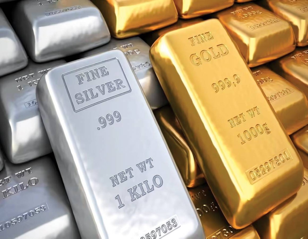 الذهب والفضة يعززان مكاسبهما مع تراجع الدولار