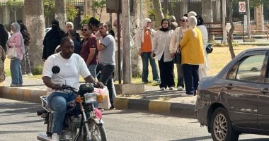 توتر وترقب.. أولياء الأمور في انتظار طلاب الثانوية العامة أمام لجان بورسعيد