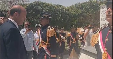محافظ أسيوط يضع إكليل زهور على النصب التذكارى لشهداء بنى عدى فى العيد القومى