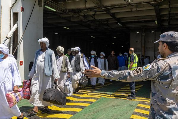 حرس الحدود يستقبل حجاج السودان القادمين عبر ميناء جدة الإسلامي