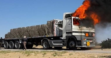 السيطرة على حريق بسيارة نقل ثقيل بمدخل العبور دون خسائر بشرية