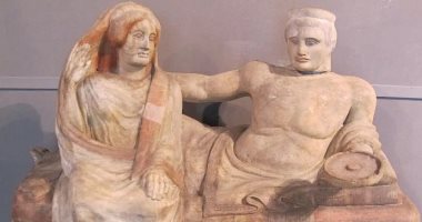 جرة جنائزية إتروسكانية عمرها 2400 عام لعروسين تم ترميمها إلى ألوانها الأصلية