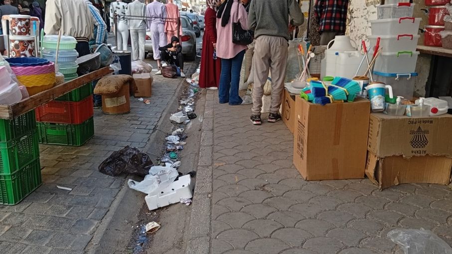 بين ضيق الرصيف ولقمة العيش