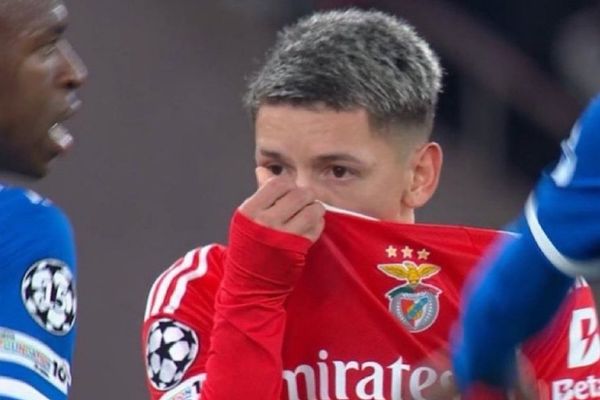 فيفا يُقر عقوبة الطرد للاعبيين حال تغطية أفواههم في مواجهة الخصم