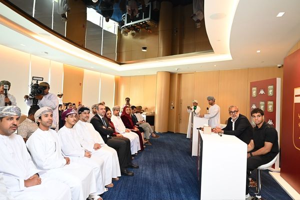 جنوة الإيطالي يطلق أكاديمية له في سلطنة عُمان ويوقع عقدًا احترافيًّا مع اللاعب صهيب الخروصي