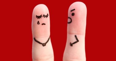 كيف تؤثر الأبراج على قرارات العلاقات العاطفية؟