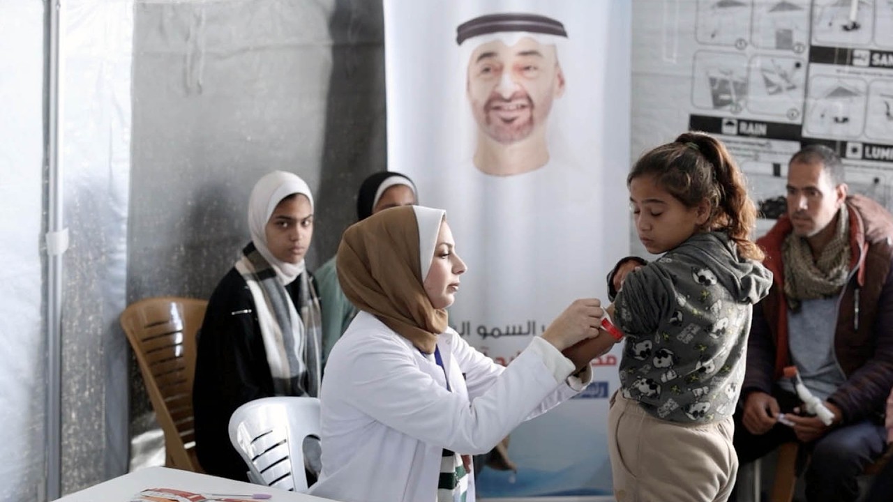 مركز الإمارات الطبي يواصل تقديم خدماته الصحية في مواصي خانيونس