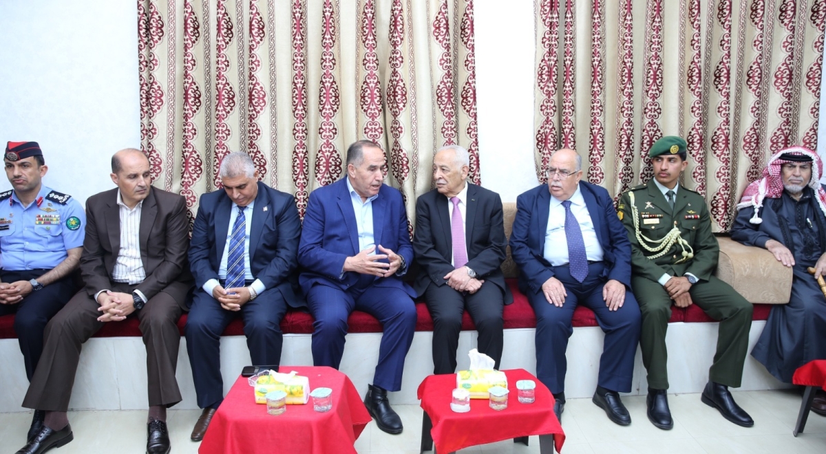 مندوبا عن الملك وولي العهد.