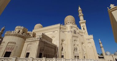 حكاية مدافن تحولت إلى منطقة مساجد فى الإسكندرية.. خبير أثرى: منطقتا "أبو العباس" و"الصالحين" كانتا عبارة عن مقابر للعائلات.. ويؤكد: توقف الدفن فيها عام 1900 بسبب تفشى الكوليرا.. والمسجد تحول إلى ضريح.