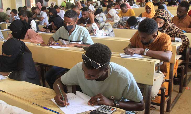 أكثر من نصف مليون طالب سوداني يؤدون امتحان الشهادة الثانوية الإثنين