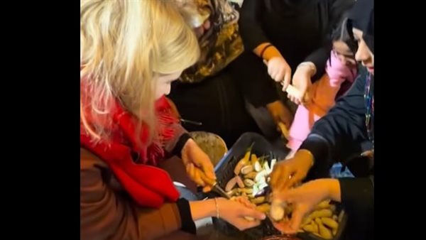 قوروا الباذنجان وحشوه، فريق من السفارة الألمانية يساعد في إعداد "المحشي" لإفطار المطرية (فيديو)