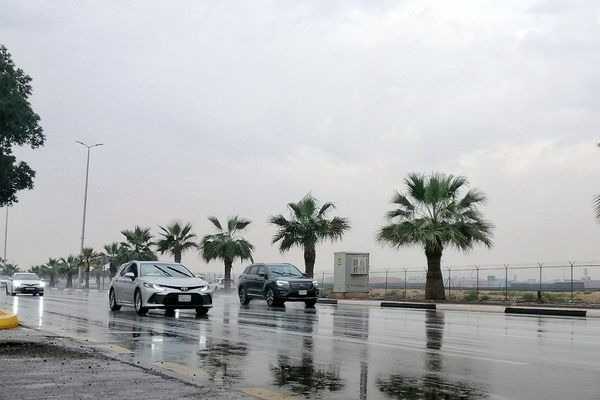 رصد هطول أمطار في 5 مناطق ومكة الأعلى بـ47 ملم