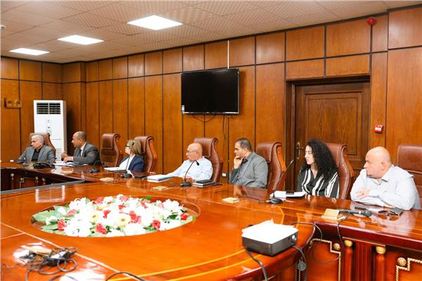محافظ المنيا يبحث مع وفد هيئة الاستثمار إنشاء مصنع لإنتاج ضفائر السيارات