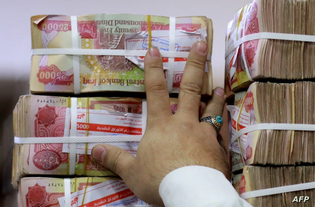 تأخر الرواتب يضرب الموظفين.. المصارف الحكومية بلا سيولة هذا الشهر