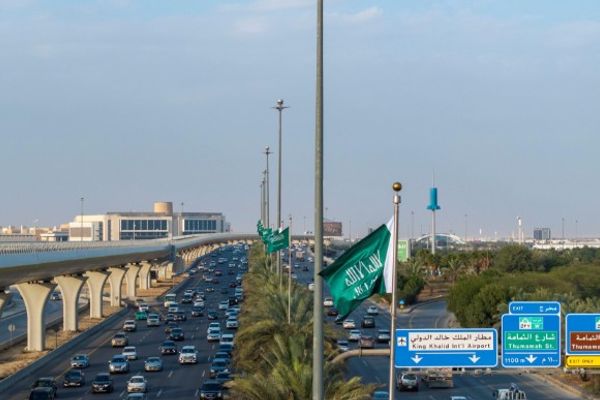 أمانة الرياض تزيّن الشوارع بـ25 ألف علم احتفالًا بيوم التأسيس
